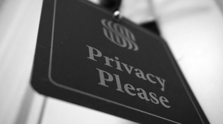 Cartel con la leyenda Privacy Please representando la privacidad digital y la Ley 21.719 en Chile para startups