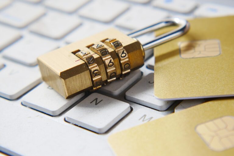 Candado dorado sobre teclado representando la protección de datos personales bajo la Ley 21.719 en Chile